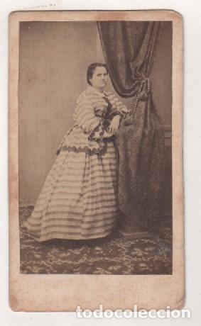 Fotografia antica: Fotograf&iacute;a formato tarjeta de visita se&ntilde;ora junto a cortin&oacute;n. No figura fot&oacute;grafo. Alb&uacute;mina.