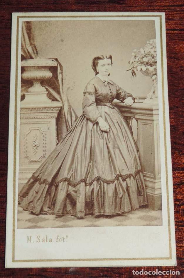 Antique Photography: FOTOGRAFIA CDV ALBUMINA DE DAMA, CARTE DE VISITE, FOTOGRAFO M. SALA DE BARCELONA, MIDE 10,5 X 6,5 CM