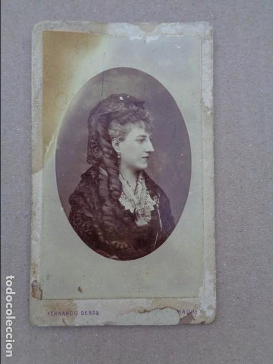 Fotograf&iacute;a antigua: FOTO DE JOVEN MUJER 1870 FOTOGRAFIA FERNANDO DEBAS -MADRID-PRIMER FOTOGRAFO DE CAMARA DE ALFONSO XII