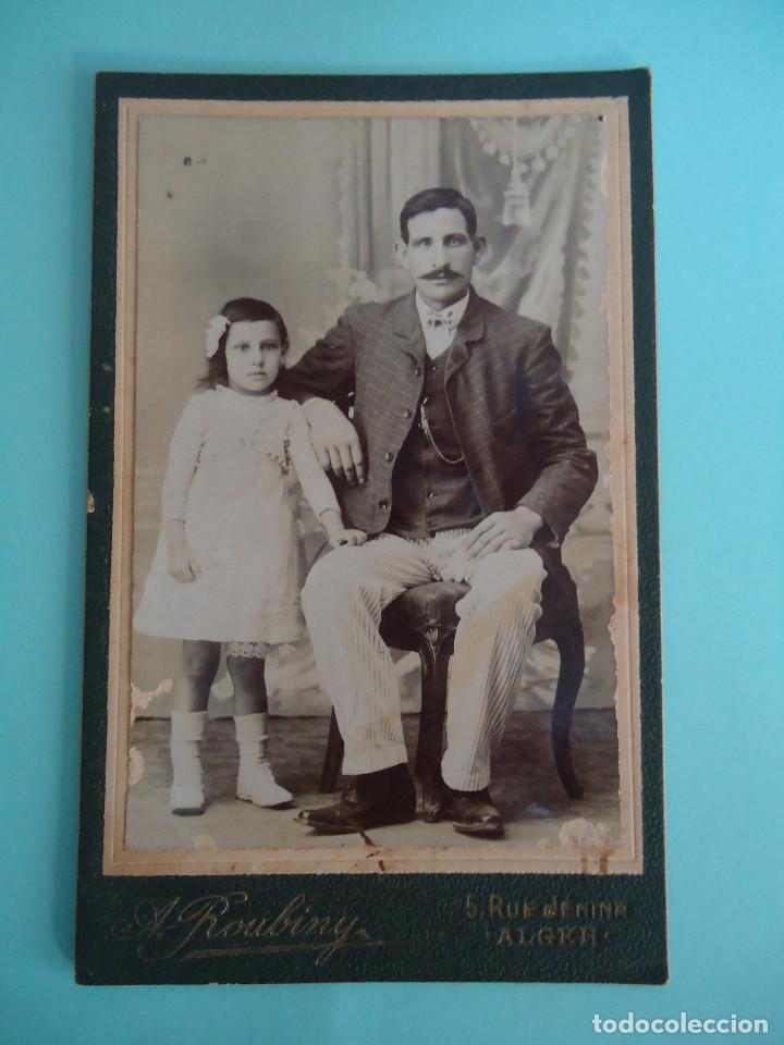 Photographie ancienne: FOTO CARTA DE VISITA DE ARGELIA RETRATO DE HOMBRE SENTADO CON NI&Ntilde;A.
