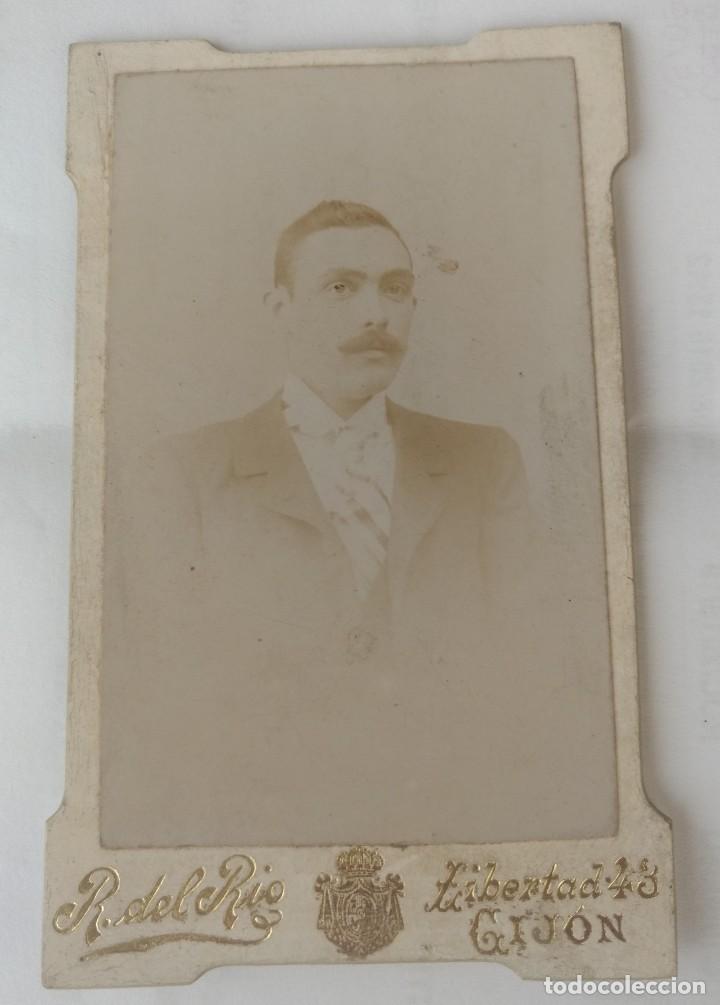Fotograf&iacute;a antigua: Fotograf&iacute;a caballero o personaje Sociedad fotogr&aacute;fica R del Rio Gij&oacute;n Asturias 10,50 x 6,50 cm