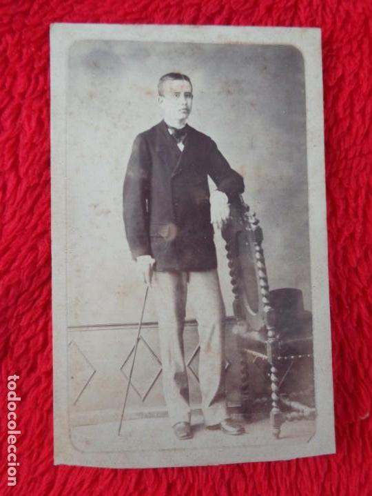 Photographie ancienne: RETRATO DE JOVEN CON BASTON CON BRAZO EN SILLA ESTILO ROCOCO - 1860'S - CDV