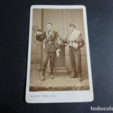 Fotografía antigua: SAN SEBASTIAN MARIN Y OTERO FOTOGRAFO RETRATO DE MILITAR CONDECORADO Y CANTINERO CARTE VISITE H 1865. Lote 171881430