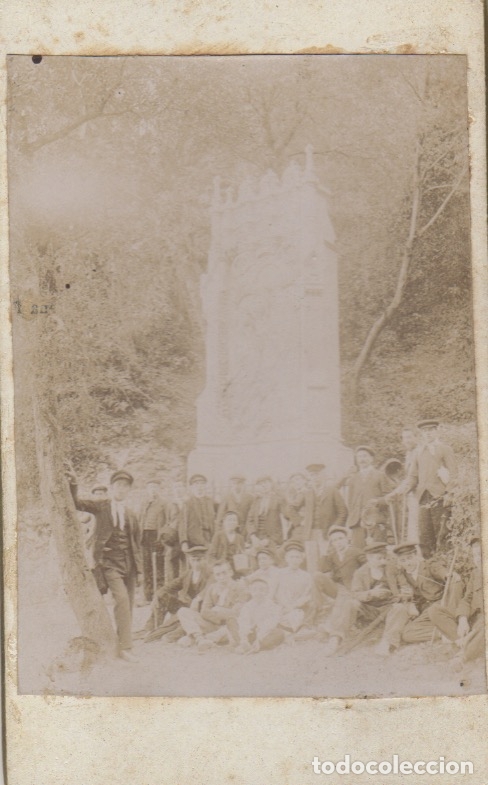 Fotograf&iacute;a antigua: fotografia carte de visite grupo se&ntilde;ores al pie de un monumento