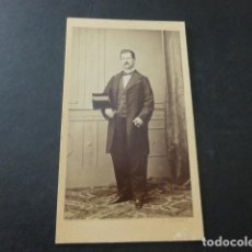 Fotografía antigua: RETRATO DE CABALLERO CON SOMBRERO CARTE DE VISITE MADRID HEBERT FOTOGRAFO HACIA 1865. Lote 183703933