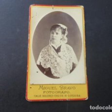 Fotografía antigua: CORDOBA MIGUEL BRAVO FOTOGRAFO CARTE DE VISITE HACIA 1875 RETRATO DE MUJER. Lote 190935458