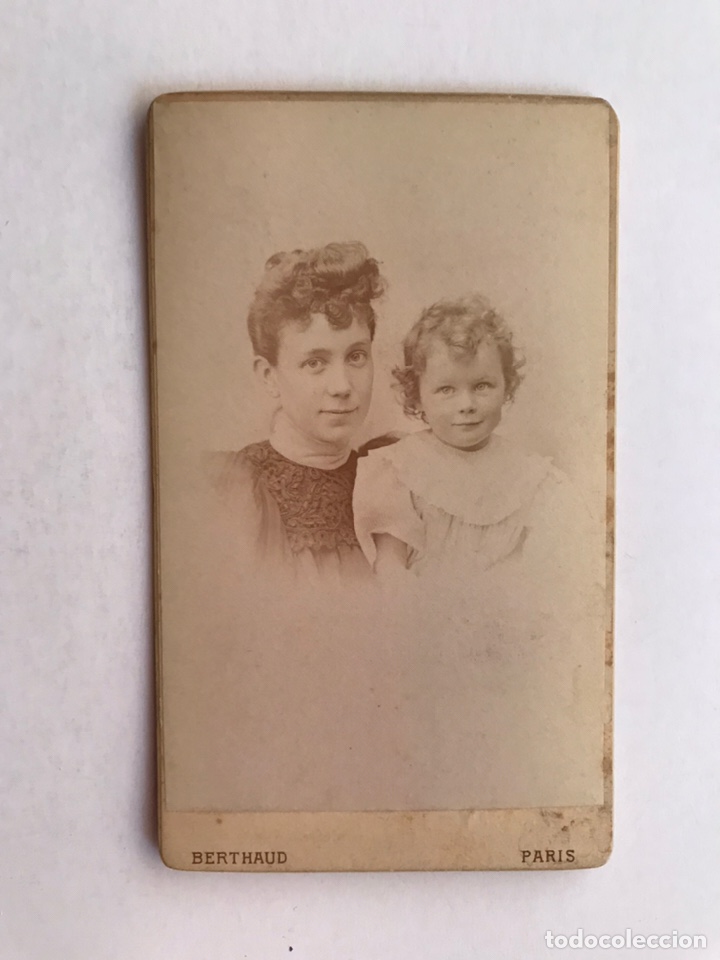 Fotografia antica: CARTE DE VISITE. Abrazada a su Beb&eacute;, (fin Siglo XIX) Foto. Berthaud . PARIS