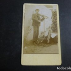 Fotografía antigua: CARTE DE VISITE RETRATO DE VIOLINISTA HOMBRE TOCANDO EL VIOLIN. Lote 212331286
