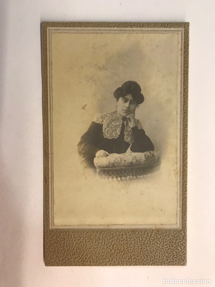 Fotograf&iacute;a antigua: CDV, Carte de Visite, Retrato de Dama con Lentes. fotografo an&ocirc;nimo, (fin Siglo XIX)