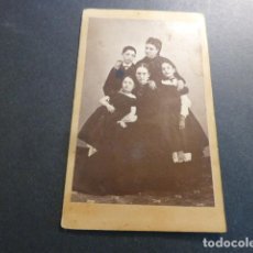 Fotografía antigua: GRANADA SIN FOTOGRAFO CARTE DE VISITE RETRATO DE MADRE E HIJAS HACIA 1870. Lote 248124995