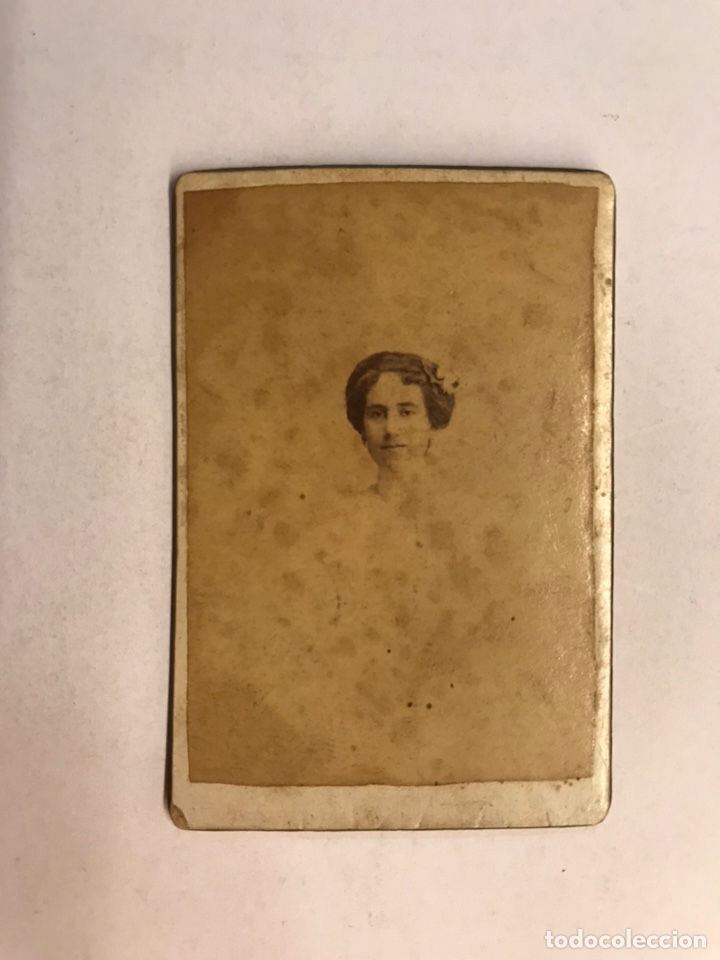 Antique Photography: CDV. Fotograf&iacute;a antigua. Albumina de peque&ntilde;o tama&ntilde;o. Se&ntilde;ora con Flores en la cabeza (fin Siglo XIX)