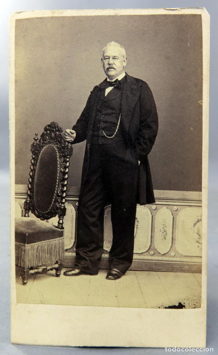Fotografia antica: Carte Visite fotograf&iacute;a caballero posando silla sin nombre estudio hacia 1870 S XIX