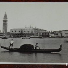 Fotografía antigua: FOTOGRAFIA ALBUMINA CDV POSIBLEMENTE DE CARLO PONTI DE VENEZIA, 1870 -1880, GONDOLA, MIDE 10,5 X 6. Lote 287401198
