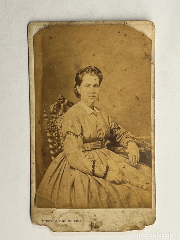 Fotograf&iacute;a antigua: CDV, Fotografo Ludovisi y su Se&ntilde;ora. Se&ntilde;ora con bonito vestido de raso, (fin siglo XIX) Deslucida&hellip;
