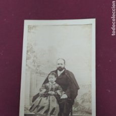 Fotografía antigua: RETRATO DE TORIBIO HDEZ Y SU HIJA CIRCA 1862 - (10,5X6CM). Lote 306472108