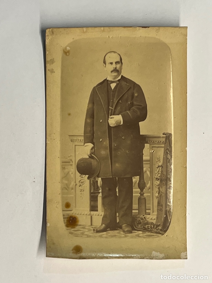 Fotografia antiga: CDV, Fot&oacute;grafia Se&ntilde;or con Levita y Bomb&iacute;n ..Leon Bravi, fot&oacute;grafo&hellip; (fin siglo XIX)