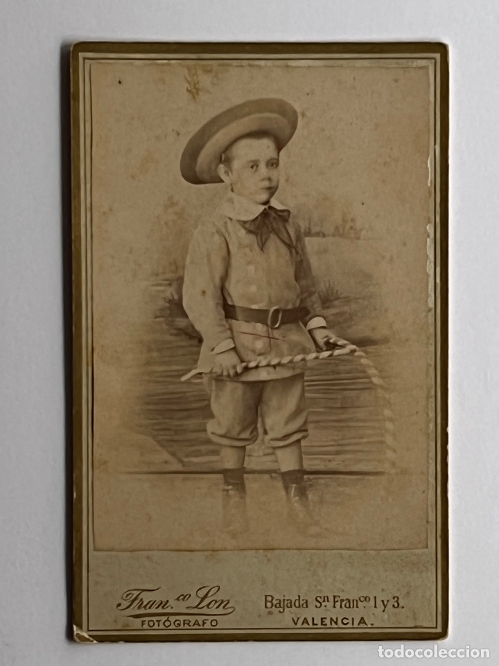 Photographie ancienne: CDV Carte de Visite. Francisco Lon, fot&oacute;grafo Valencia Ni&ntilde;o con aro.. burgues&iacute;a valenciana (h.1870?)