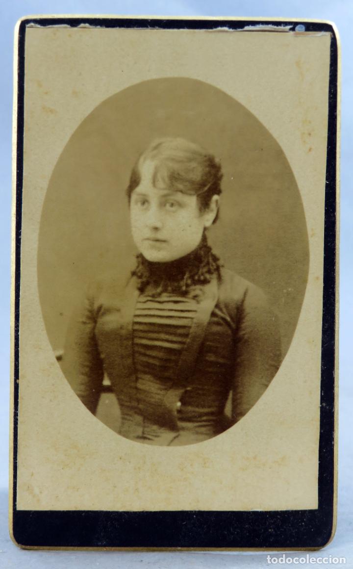 Fotograf&iacute;a antigua: Fotograf&iacute;a carte visite retrato medall&oacute;n dama sin nombre estudio hacia 1880 S XIX