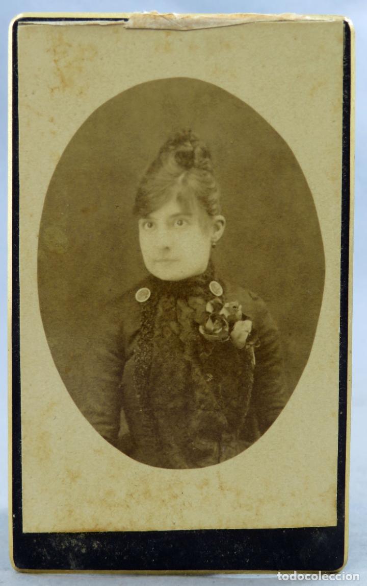 Fotografia antiga: Fotograf&iacute;a carte visite retrato medall&oacute;n dama peinado rosas sin nombre estudio hacia 1880 S XIX