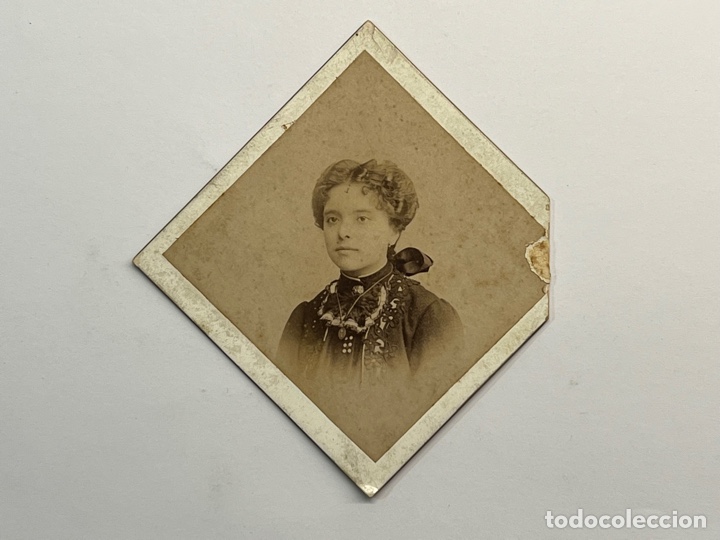 Photographie ancienne: CDV, Carte de Visite. Julio Derrey fot&oacute;grafo.. joven con Medalla.. (fin siglo XIX)