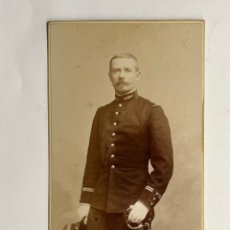 Fotografía antigua: CDV, CARTE DE VISITE.. MILITAR FRANCÉS CON SABLE.. PIERRE PETIT.. FOTÓGRAFO. PARÍS (H.1870?)