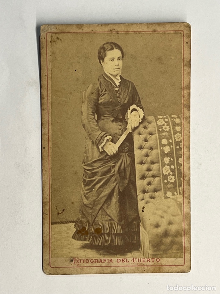 Antique Photography: CDV Carte de Visite Dama Montevideana con abanico Fotograf&iacute;a del Puerto. Juan V Baronne (h.1870?)