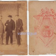 Fotografía antigua: ANTIGUA FOTO TRÍO TRES ELEGANTES CABALLEROS CON SOMBRERO A. UNAL, ABEURADORS, GERONA 1900S FY. Lote 348601323