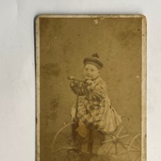 Fotografía antigua: CDV. FOTOGRAFÍA. J. GENISCANS & CIA. EL NIÑO DEL TRICICLO (H.1880?) FATIGADA….