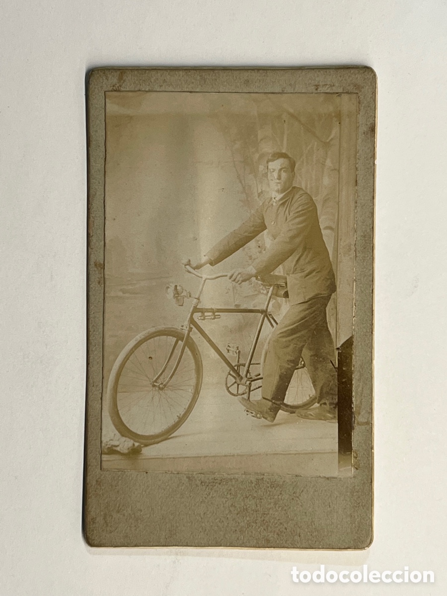 Fotograf&iacute;a antigua: CDV. Fot&oacute;grafo an&oacute;nimo&hellip; El joven de la Bicicleta&hellip; (h.1920?) Med&iacute;das: 6,5 x 10,5 cm.