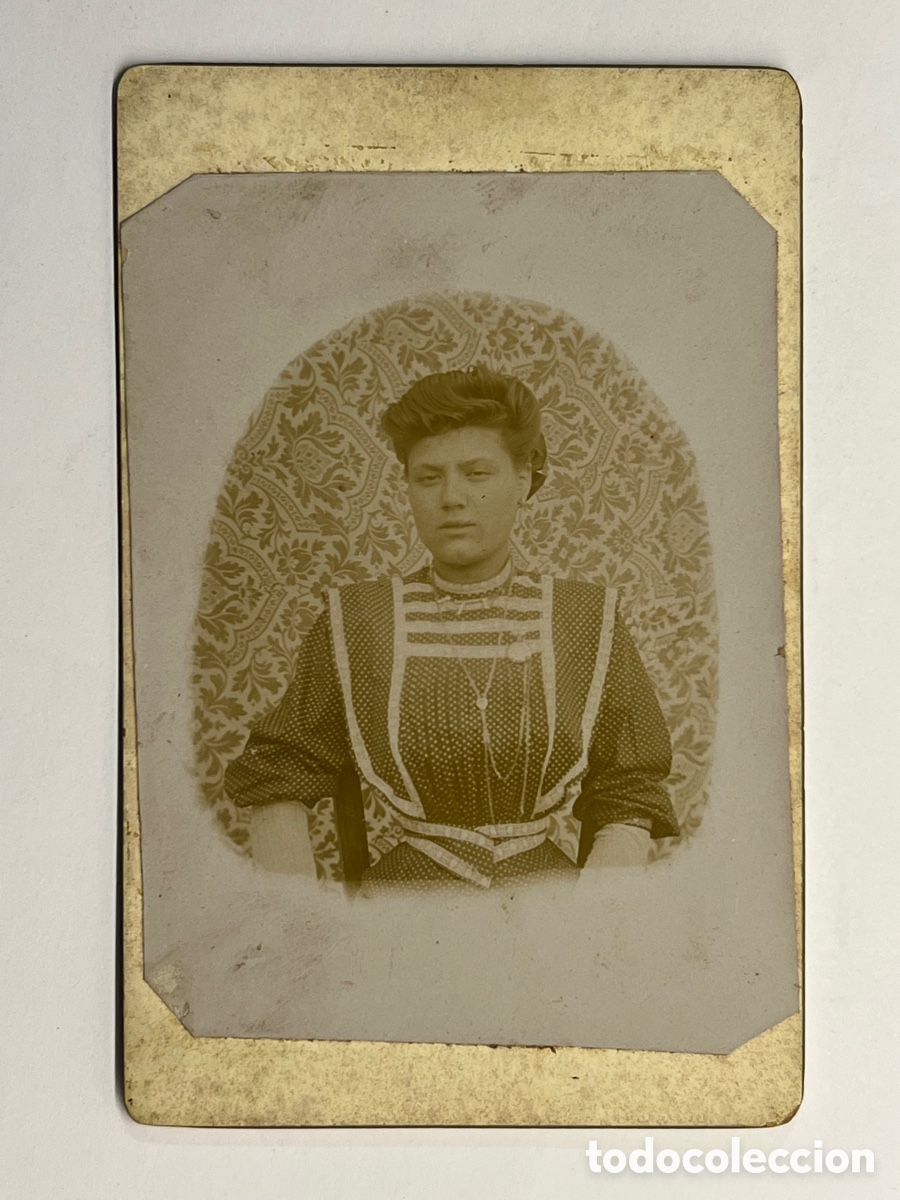 Fotograf&iacute;a antigua: CDV. Fot&oacute;grafo an&oacute;nimo&hellip; Joven con traje de lunares &hellip; (h.1920?) Med&iacute;das: 8x12,5 cm.
