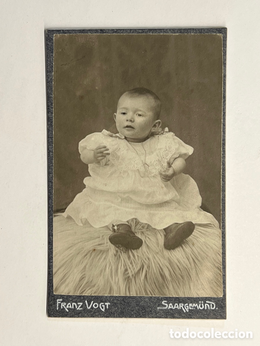 Fotograf&iacute;a antigua: SAARGEM&Uuml;ND Francia.. CDV, Carte de Visite. FRANZ VOGT.. BEBE CON FALDONES (fin siglo XIX)