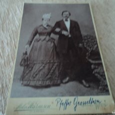 Fotografía antigua: ANTIGUA FOTOGRAFIA DE PAREJA, 1902 FOT. ATELIER HARMSEN, WIEN, CARTON DURO, 16,5 X 10,5 CM