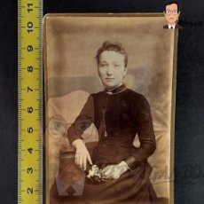 Fotografía antigua: BELLA CHICA JOVEN FLORES / CARTE DE VISITE CIRCA 1870 / FOTO ANTIGUA FRANCE / GAUDE FRERES LYON