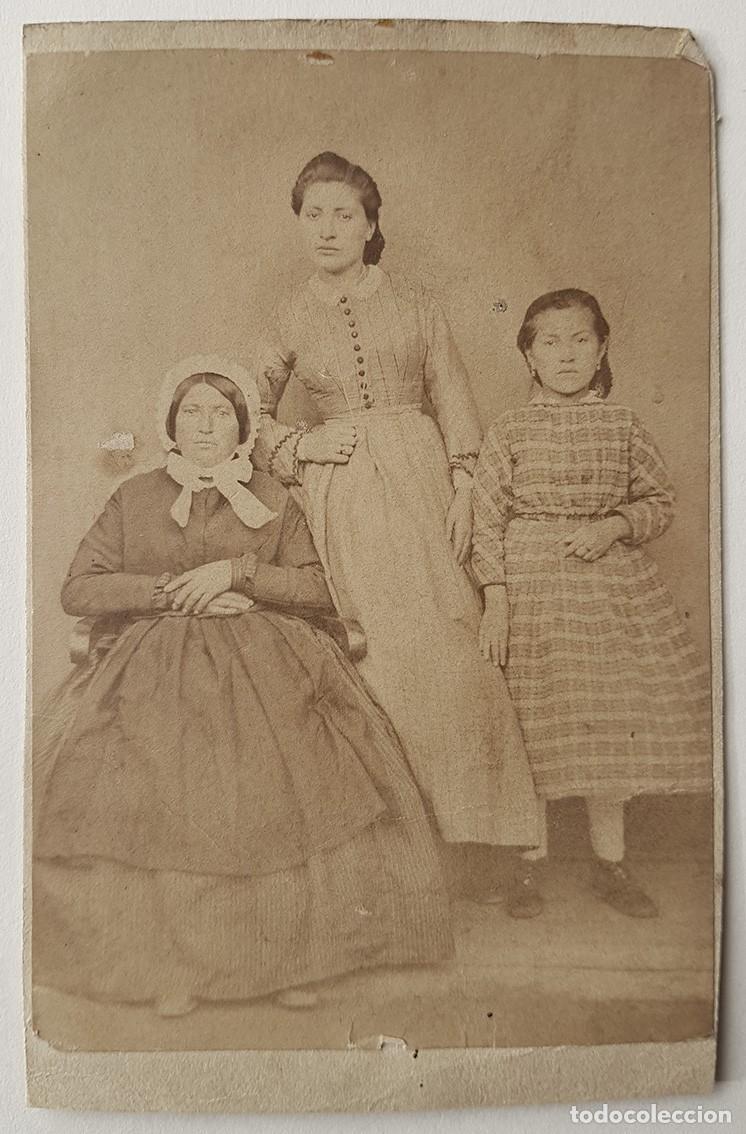 Fotografia antica: Retrato de tres mujeres.