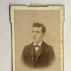 Fotografía antigua: SABADELL, CDV, CARTE DE VISITE, JOVEN CON LEVITA, FOTOGRAFO A. SOLDEVILA (H.1870?)
