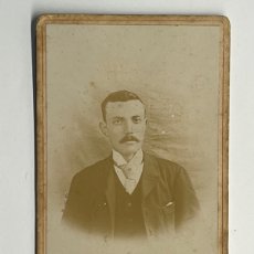 Fotografía antigua: CARTE DE VISITE F. PERELLO RETRATOS AL ÓLEO Y DE TODAS CLASES. SEÑOR CON LEVITA BARCELONA (H.1870?)