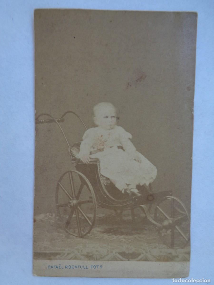 Fotografia antica: CDV DE NI&Ntilde;O PEQUE&Ntilde;O EN CARRICOCHE , SIGLO XIX . DE RAFAEL ROCAFULL , CADIZ