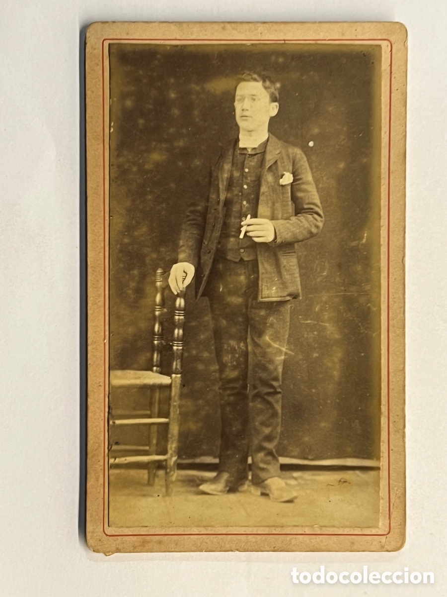Fotografia antica: CDV Carte de Visite. Se&ntilde;or con Cigarrillo y Silla de Enea. Retrato estudio. An&oacute;nimo (fin Siglo XIX)