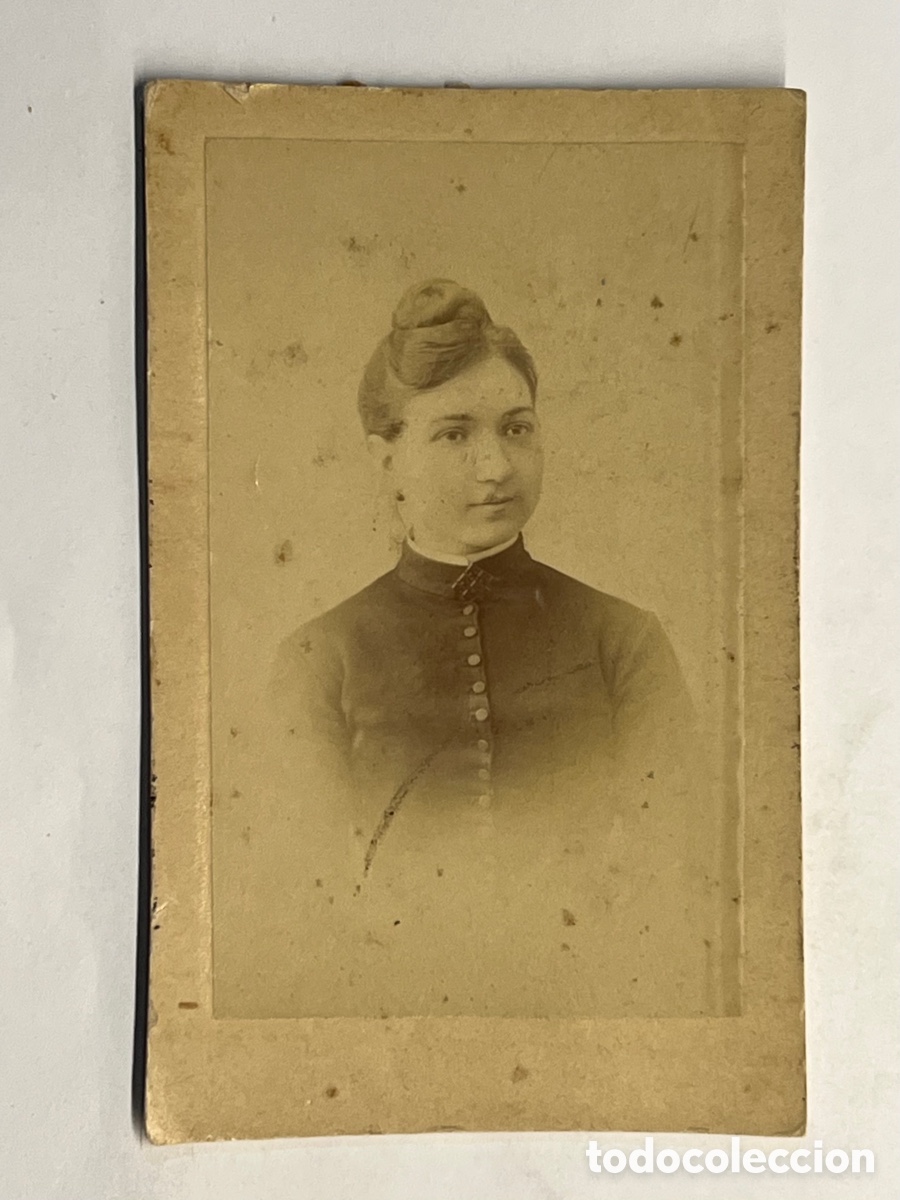 Fotografia antica: CDV. Carte de Visite. Retrato de una Se&ntilde;ora con Mo&ntilde;o.. (h.1870?) Med&iacute;das: 6,5 x 10,5 cm.