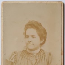 Fotografía antigua: RETRATO DE MUJER JOVEN. FOTÓGRAFO SIN IDENTIFICAR. HACIA 1860. CARTE VISITE