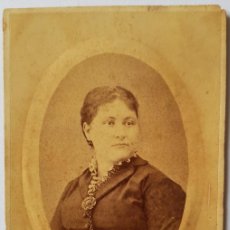 Fotografía antigua: RETRATO DE MUJER JOVEN. FOTÓGRAFO SIN IDENTIFICAR. HACIA 1860. CARTE VISITE