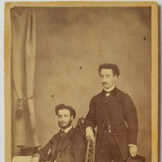 Fotografía antigua: RETRATO DE DOS HOMBRES JÓVENES. FOTO EUROPEA DE MUÑOZ, MADR. HACIA 1870. CARTE VISITE