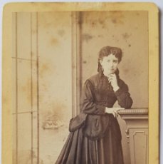 Fotografía antigua: RETRATO DE MUJER JOVEN. FOTO LARAUZA, BARCELONA. HACIA 1860. CARTE VISITE