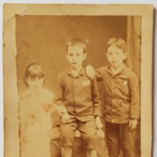 Fotografía antigua: RETRATO DE GRUPO INFANTIL. FOTÓGRAFO SIN IDENTIFICAR. HACIA 1860. CARTE VISITE