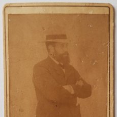 Fotografía antigua: RETRATO DE HOMBRE CON SOMBRERO. FOTÓGRAFO SIN IDENTIFICAR. HACIA 1870. CARTE VISITE