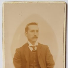 Fotografía antigua: RETRATO DE HOMBRE. FOTÓGRAFO SIN IDENTIFICAR. HACIA 1870. CARTE VISITE