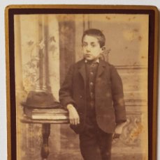 Fotografía antigua: RETRATO DE NIÑO. FOTÓGRAFO SIN IDENTIFICAR. HACIA 1870. CARTE VISITE