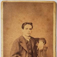 Fotografía antigua: RETRATO DE HOMBRE JOVEN. FOTO LUDOVISI Y SU SEÑORA, VALENCIA. HACIA 1860. CARTE VISITE