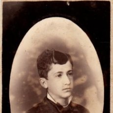 Fotografía antigua: C.V. RETRATO DE NIÑO RODEADO DE ORLA SOBE FONDO OSCURO. CA. 1870-1875. FOT: M.GARCIA. ZARAGOZA.