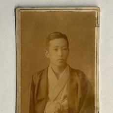 Fotografía antigua: R. MARUKI, FOTÓGRAFO, TOKIO JAPÓN CDV, CARTE DE VISITE. SACERDOTE JAPONÉS (FIN SIGLO XIX)